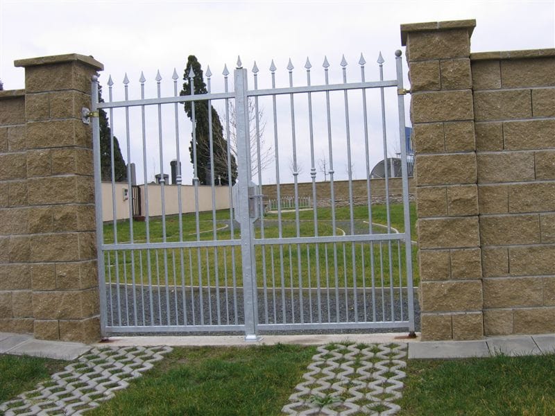 Brána nebo plot — záznam 020