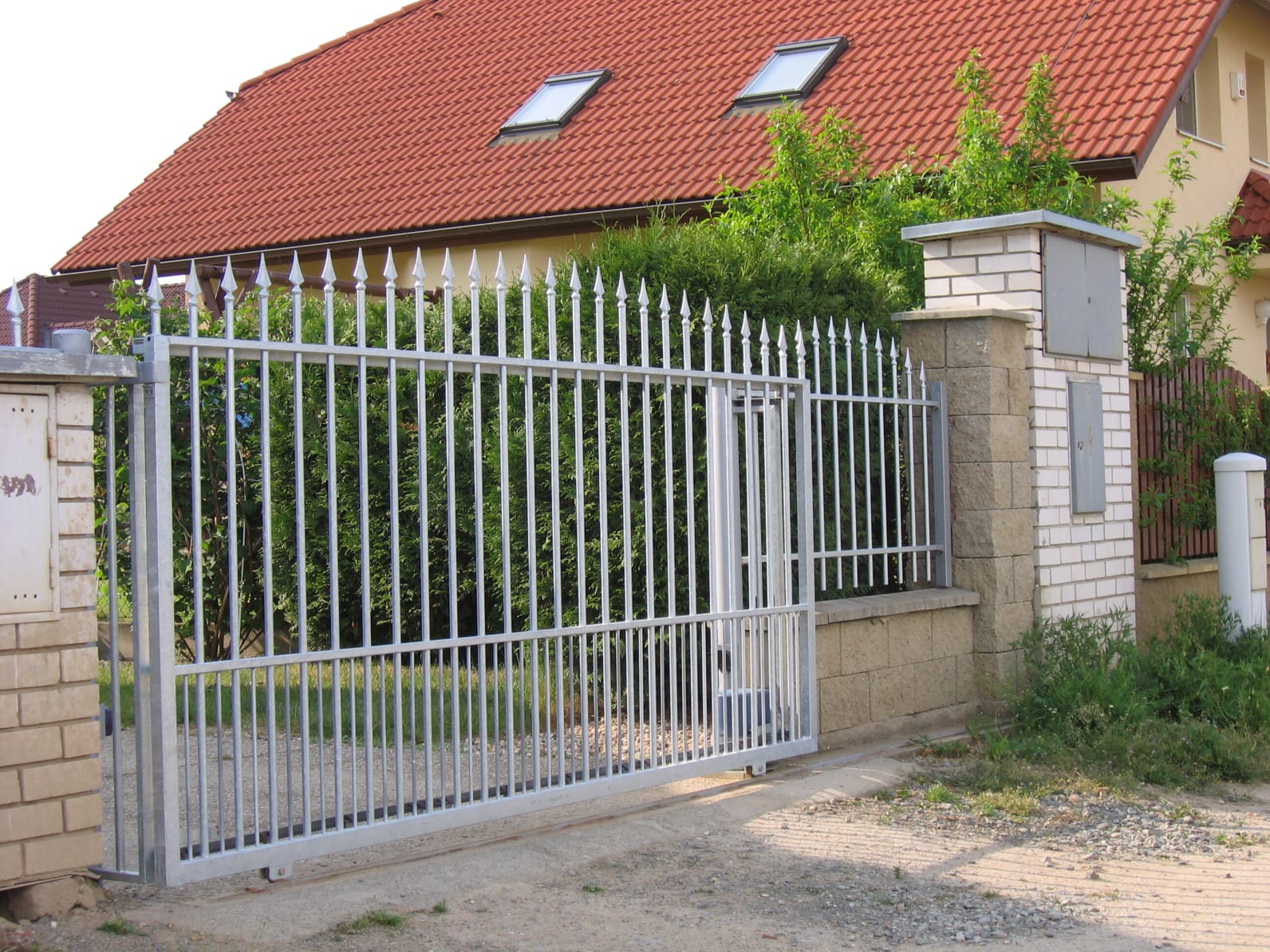 Brána nebo plot — záznam 024