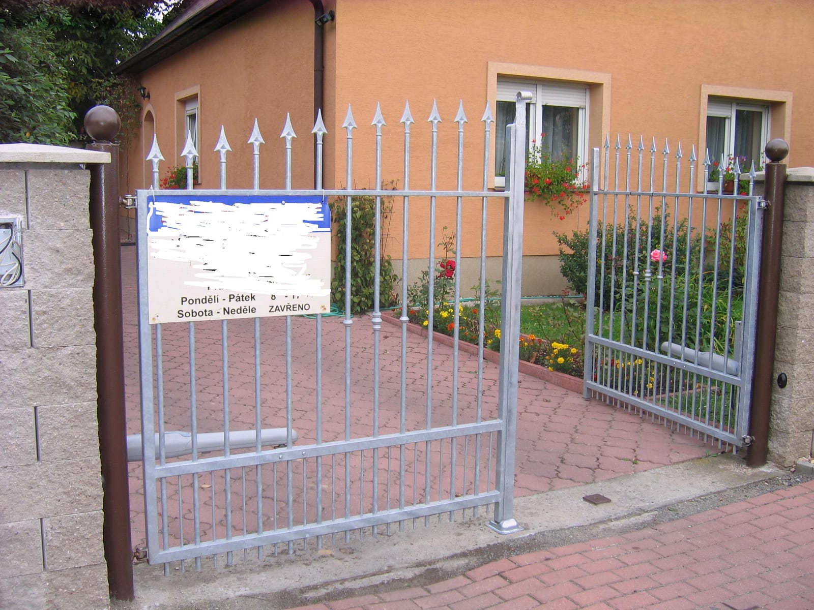 Brána nebo plot — záznam 035